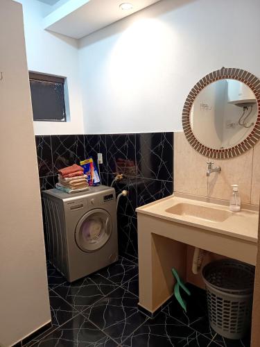 a bathroom with a washing machine and a sink at Apartemento Grande Hohenau Centro in Hohenau