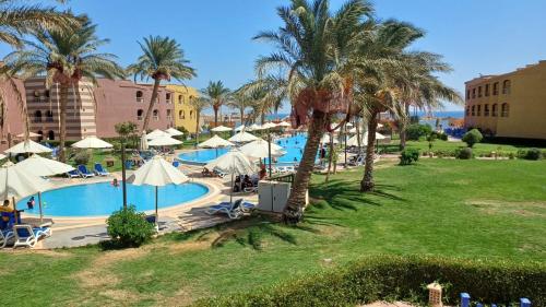 an overhead view of a resort with a pool and palm trees at ساوث بيتش بورتو السخنه in Ain Sokhna