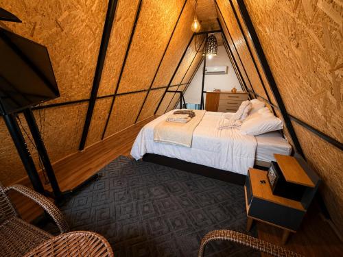 a room with a bed and a table and chairs at Chalé Boa Vista in Duque de Caxias