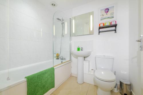 a bathroom with a toilet and a sink and a shower at Central 1BR Flat Full Kitchen & Washing Machine in Andover
