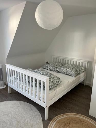 a white crib in a bedroom with a white ceiling at Auszeit in Melsungen