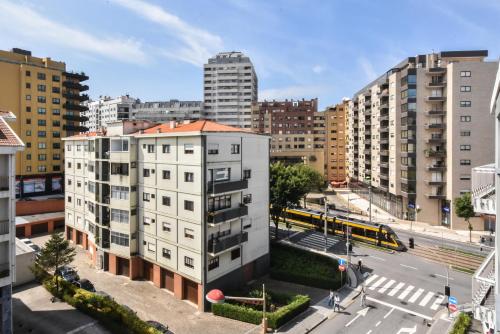 Beautiful Porto Gaia - Views, Metro & Free Parking
