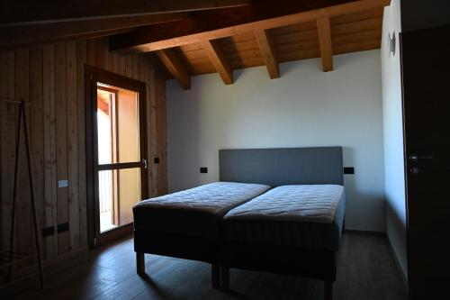 a bedroom with a bed in a room with a window at Chalet du Sky PILA in Cerise
