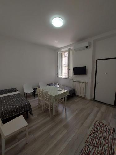 a living room with a table and chairs and a tv at Appartamento viktor in Cislago