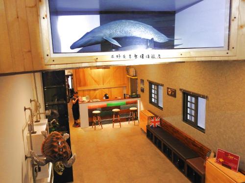 an overhead view of a kitchen with a whale on a screen at True-FDs Inn in Xiaoliuqiu