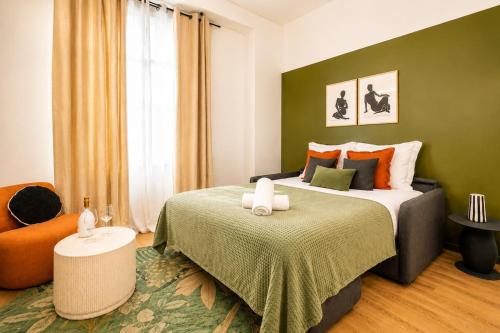 Bright & Chic Studio I Walk to Eiffel Tower I Central Location Close to Metro