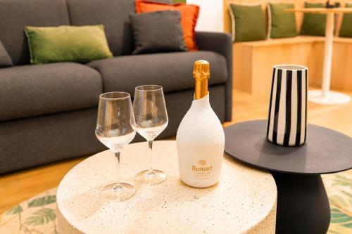 Bright & Chic Studio I Walk to Eiffel Tower I Central Location Close to Metro