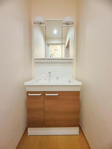 a bathroom with a sink and a mirror at 刻宿Toki Stay Ueno in Tokyo