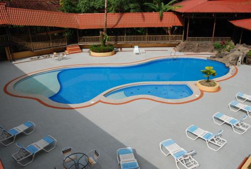 an overhead view of a swimming pool with lounge chairs at Hotel El Bambu in Sarapiquí