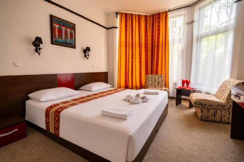 a hotel room with a bed and a window at Hotel Baia Rosie Resort in Slănic
