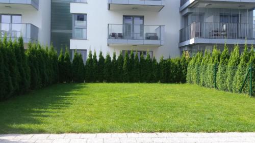 a grassy yard in front of a building at Lighthouse Apartment Nadmorze - 150 m od morza, ogródek, garaż in Gdańsk