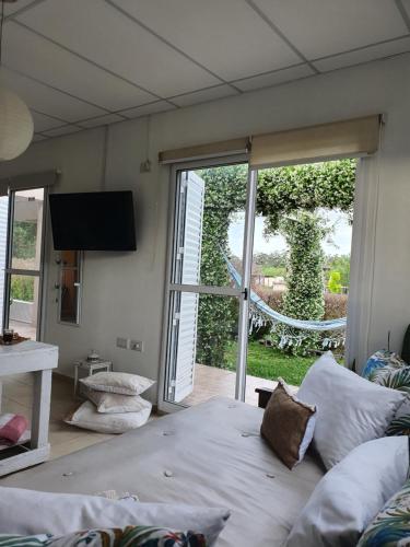 a living room with a bed and a sliding glass door at La Constancia in Parana