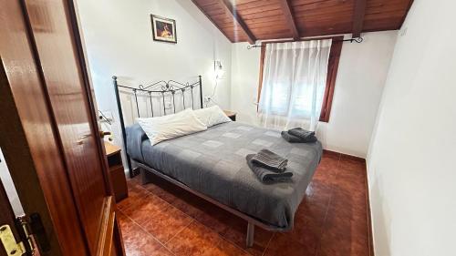 a bedroom with a bed in a room at Apartamento Tres in Guadalaviar