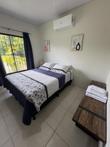 a bedroom with a bed and a window at Studio confort Uvita in Uvita