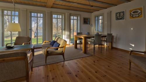 a living room with a dining room table and chairs at Alte Gärtnerei in Päwesin