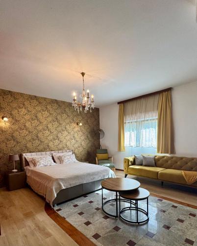 ein Schlafzimmer mit einem Bett, einer Couch und einem Tisch in der Unterkunft Apartments Gassner in Split