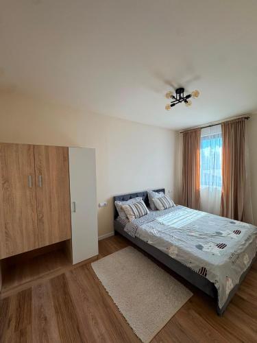 a bedroom with a bed and a ceiling fan at Casuta Vacanta Sadu in Cisnădie
