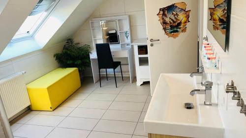 a bathroom with a sink and a desk in a room at Admiralshütte XXL - für 12 Personen zwischen Dornumersiel und Bensersiel in Dornum