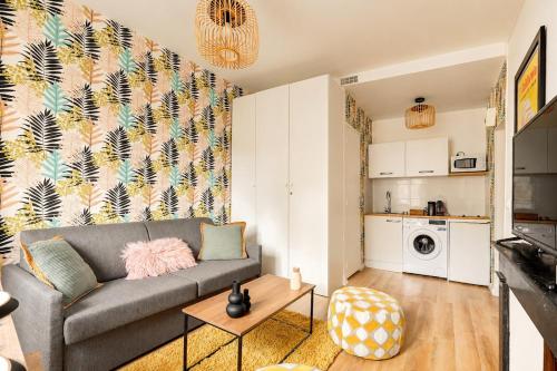 Bright Pigalle Studio with Boulevard Views