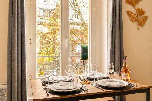 Bright Pigalle Studio with Boulevard Views