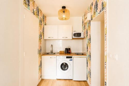 Bright Pigalle Studio with Boulevard Views