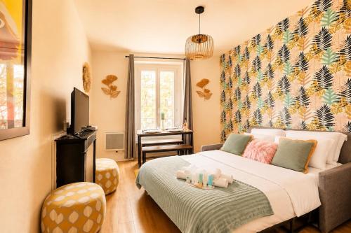 Bright Pigalle Studio with Boulevard Views