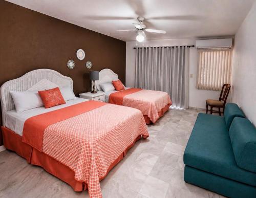 a hotel room with two beds and a couch at Condominio en el corazon de San carlos in San Carlos