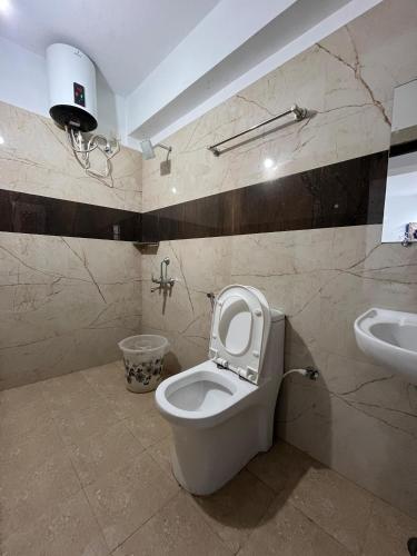 a bathroom with a toilet and a sink at Kodai Cloud Villa in Kodaikānāl
