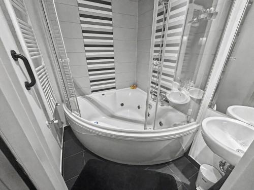 SilverShine Apartment - Hot Tub & Balcony - Donji grad, Zagreb