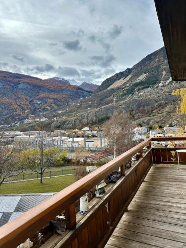 a balcony with a view of a mountain at Appartement L'argentiere la bessée in LʼArgentière-la-Bessée