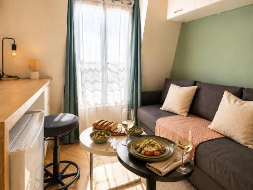 Bright Studio with Iconic Paris Rooftop Sunsets