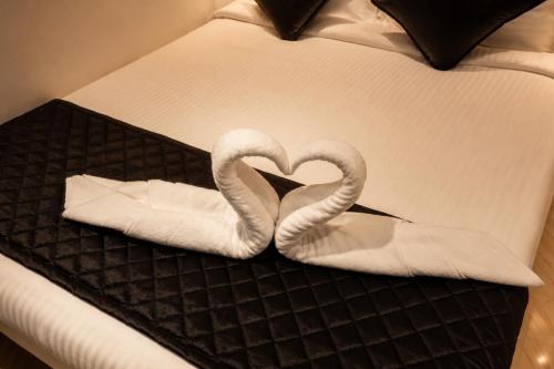 two swans making a heart on a bed at Hajiyar Residency in Rāmanāthapuram