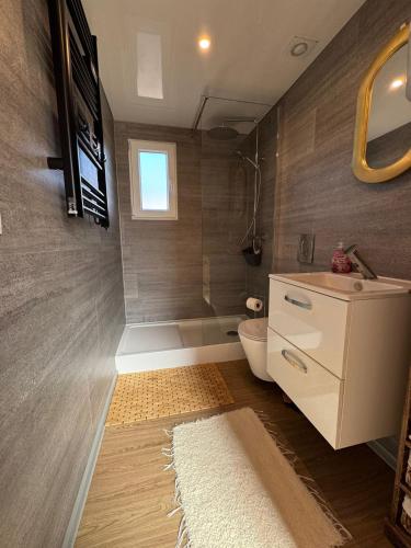 a bathroom with a toilet and a sink and a tub at Nowa Pasłęka - Domki Passarge in Braniewo