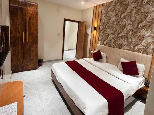 a bedroom with a large bed in a room at Collection O Sunset Point Pangari Formerly Riveria in Mahabaleshwar