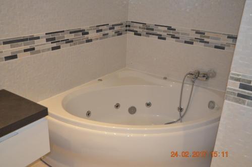 Bilik mandi di Porto de Mos Golf & Beach B&B AL-40312