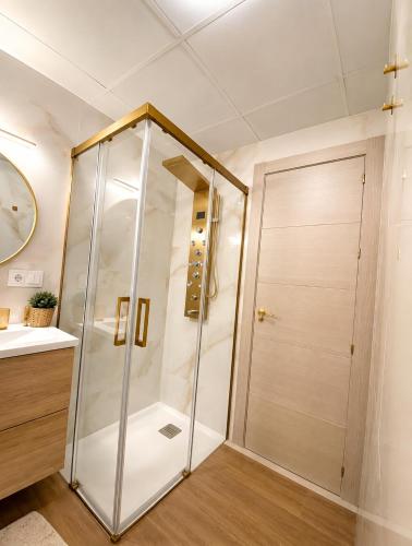 eine Dusche mit Glastür im Badezimmer in der Unterkunft Lanja Suites in Lanjarón