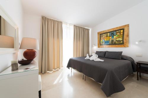 ein Hotelzimmer mit einem Bett und einem Fenster in der Unterkunft Ilusión in La Playa de Tauro