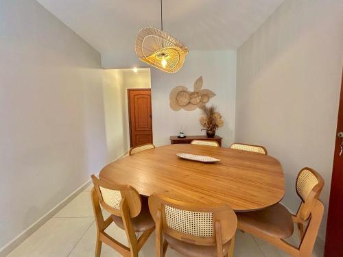 a dining room with a wooden table and chairs at Edifício Barão Filippi in Águas de Lindoia