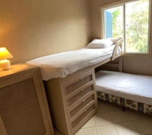 ein Schlafzimmer mit zwei Etagenbetten und einem Fenster in der Unterkunft Torres del mar in Same