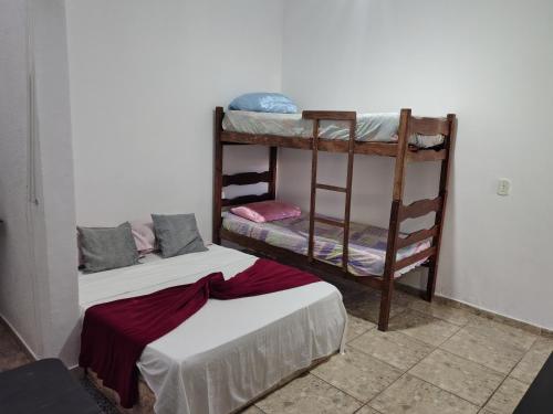 a room with two bunk beds in a room at Kitnet Centro in Capitólio