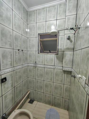 a bathroom with a toilet and a mirror at Kitnet Centro in Capitólio