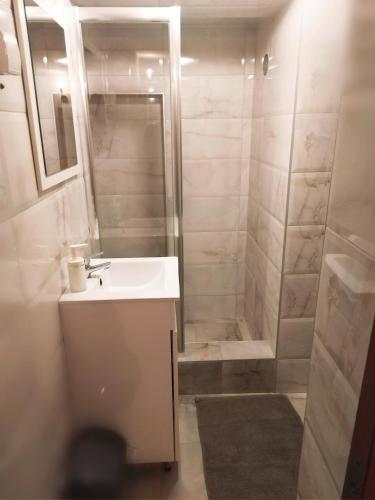 a bathroom with a sink and a shower at Lipora apartman in Vrnjačka Banja