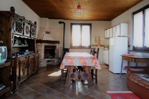 A kitchen or kitchenette at La Casetta