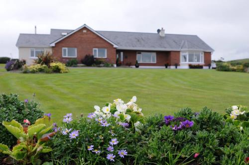 Ein Garten an der Unterkunft Short Strand Dingle