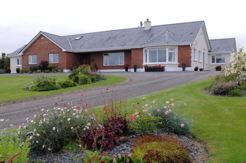 Ein Garten an der Unterkunft Short Strand Dingle