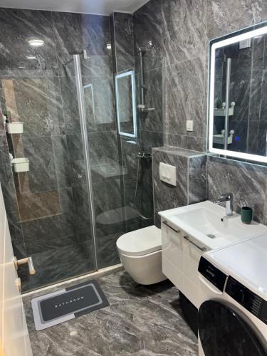 a bathroom with a shower and a toilet and a sink at Doce Refugio in Bar