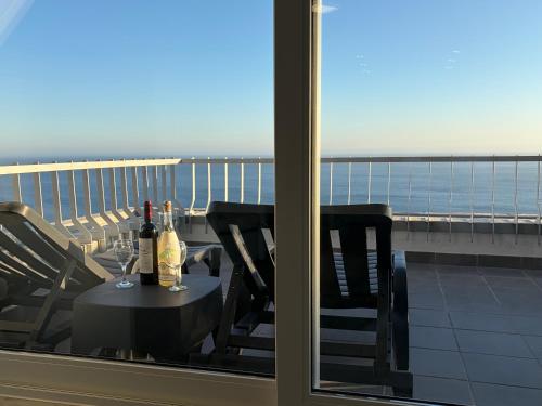 Axenic Getaway - Duplex, Sleeps 6, 3 Bedrooms, 2 Bathrooms, Panoramic Ocean View, Rooftop Terrace