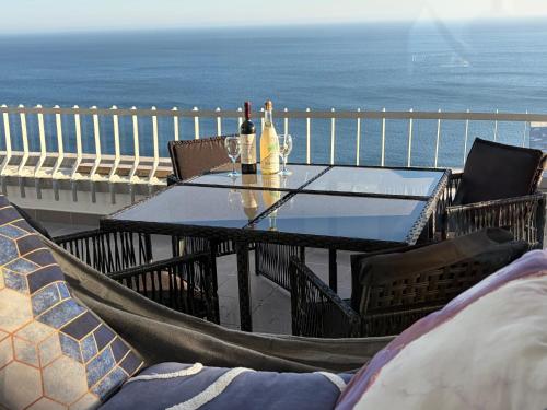 Axenic Getaway - Duplex, Sleeps 6, 3 Bedrooms, 2 Bathrooms, Panoramic Ocean View, Rooftop Terrace