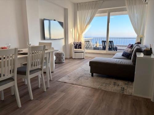Axenic Getaway - Duplex, Sleeps 6, 3 Bedrooms, 2 Bathrooms, Panoramic Ocean View, Rooftop Terrace