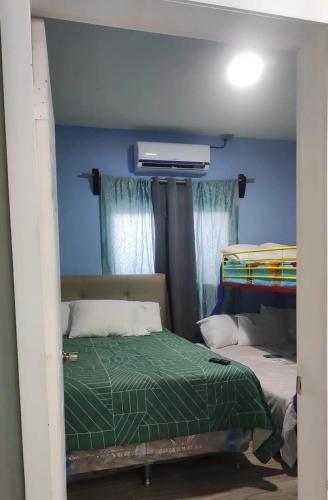 a bedroom with two beds in a room at Casa villeda in La Ceiba
